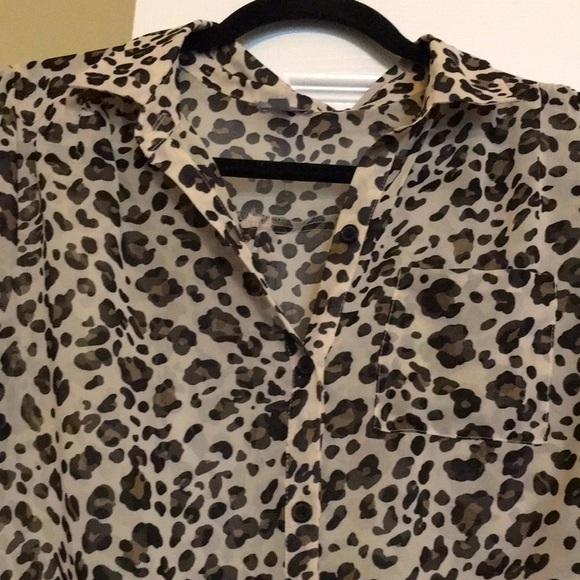 Animal print blouse V-neck ties at the bottom - Picture 2 of 3